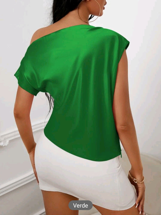 Blusa de cuello asimetrico fruncido de saten