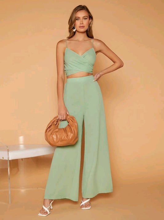 Conjunto de pantalon de pierna ancha, con top de tirantes corto