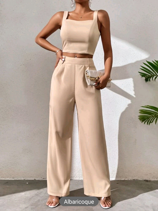 Conjunto de pantalon de pierna ancha, y top de tirantes con fruncido en espalda