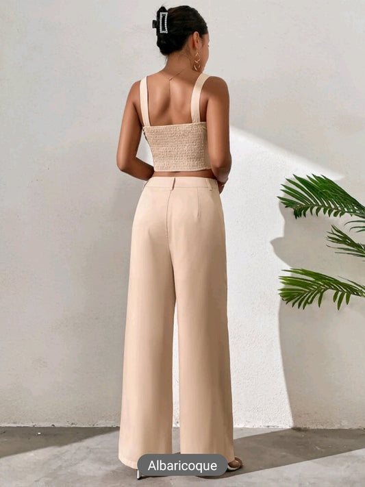 Conjunto de pantalon de pierna ancha, y top de tirantes con fruncido en espalda