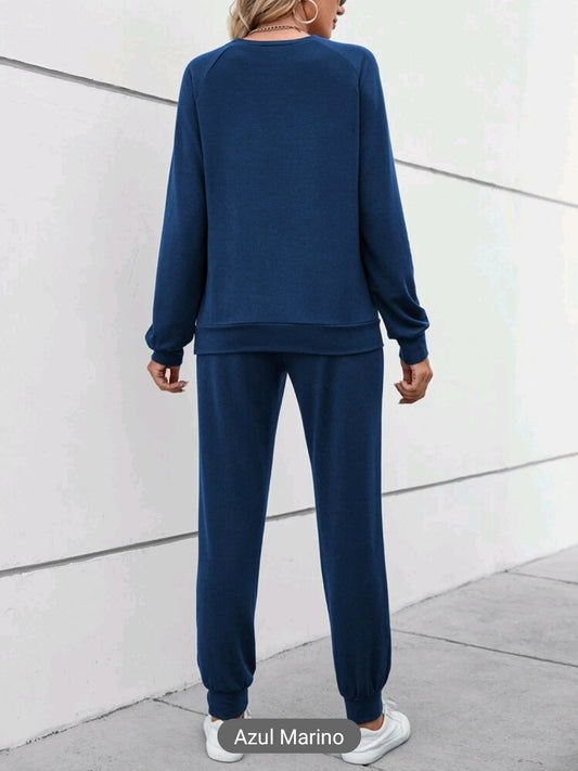 Conjunto deportivo cuello redondo manga larga, con cordon en cintura