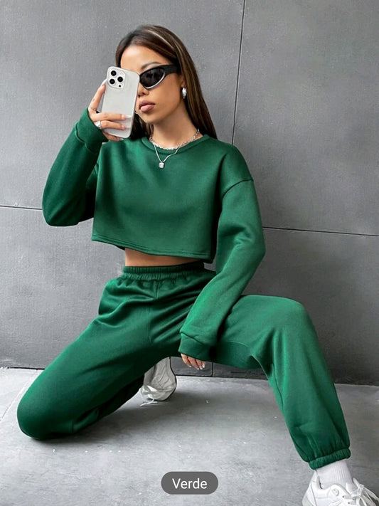 Conjunto deportivo unicolor, sueter crop top
