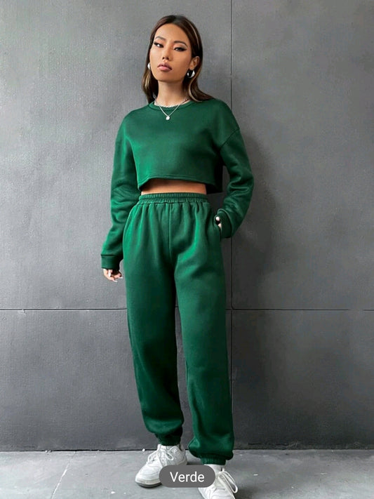 Conjunto deportivo unicolor, sueter crop top