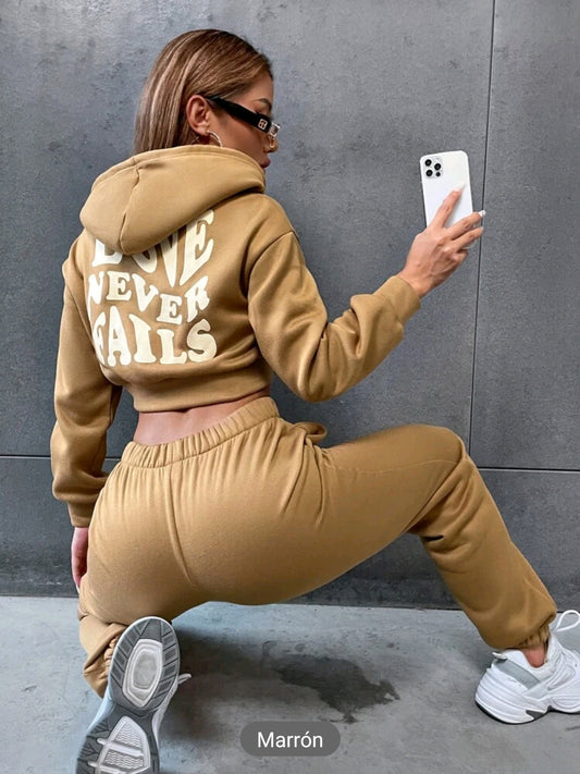 Conjunto deportivo con estampado de letra, sueter crop top con capucha