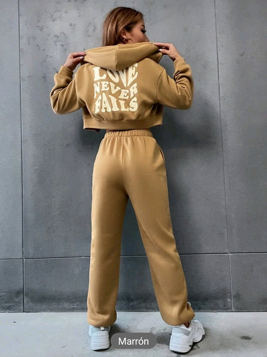 Conjunto deportivo con estampado de letra, sueter crop top con capucha
