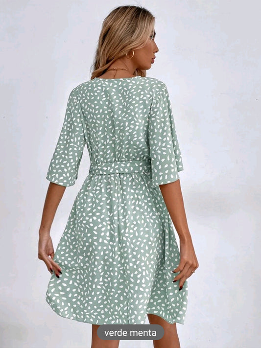 Vestido con cinturon, de estampado de petalos