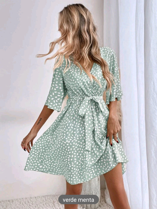 Vestido con cinturon, de estampado de petalos