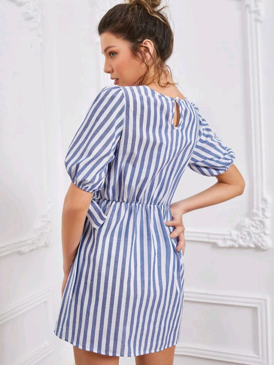 Vestido de rayas de manga farol, con cordon lateral