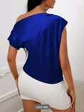Cargar la imagen en la vista de la galería, Blusa de cuello asimetrico fruncido de saten
