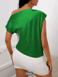Cargar la imagen en la vista de la galería, Blusa de cuello asimetrico fruncido de saten
