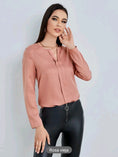 Cargar la imagen en la vista de la galería, Blusa unicolor de cuello V
