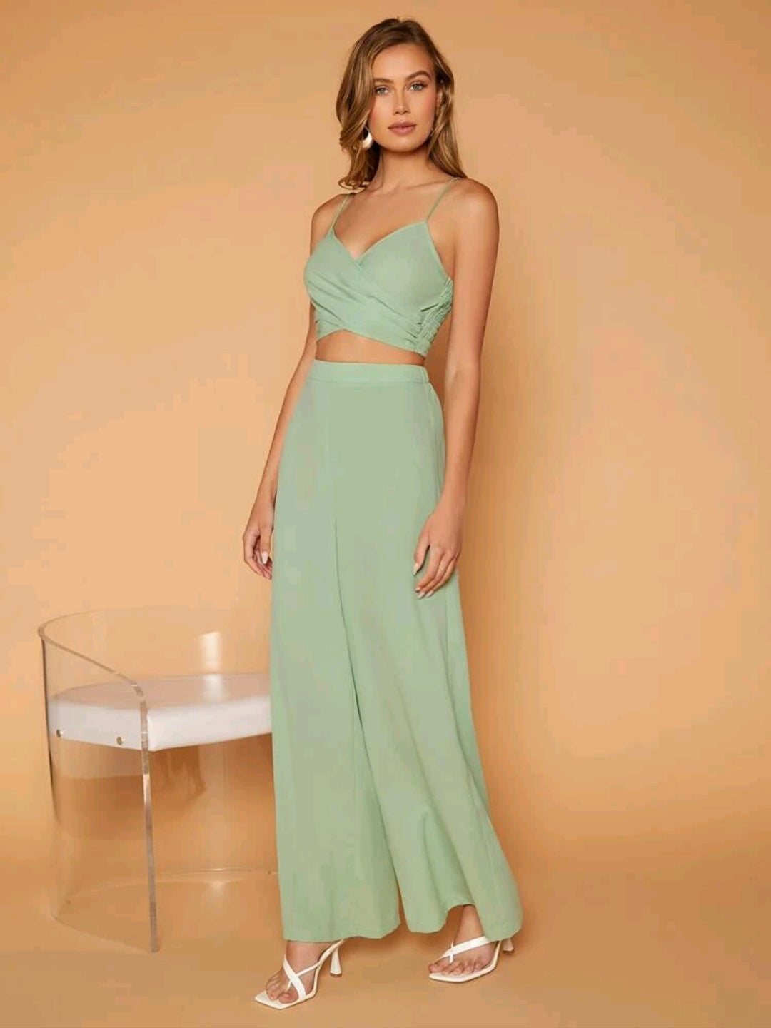 Conjunto de pantalon de pierna ancha, con top de tirantes corto