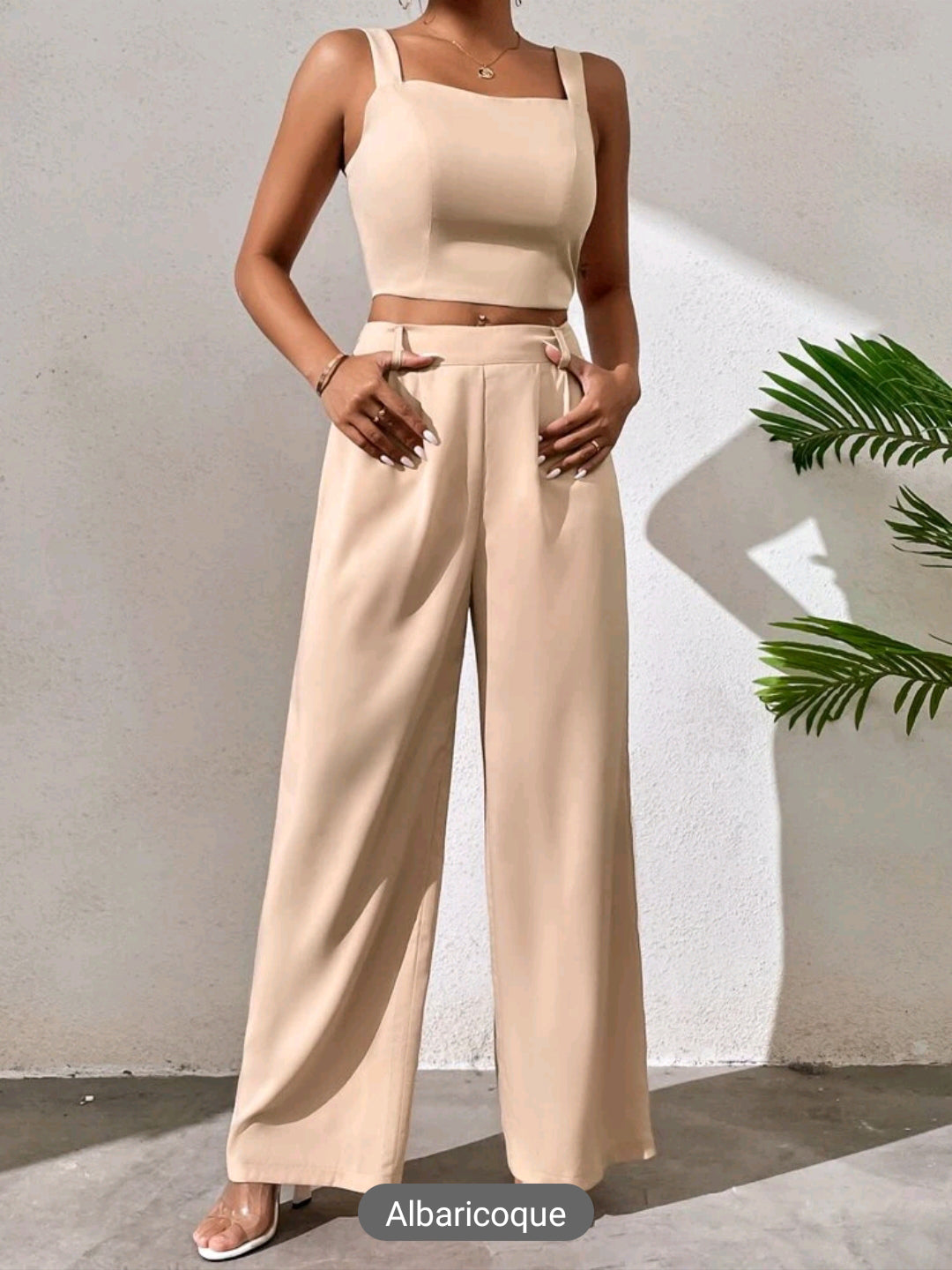 Conjunto de pantalon de pierna ancha, y top de tirantes con fruncido en espalda