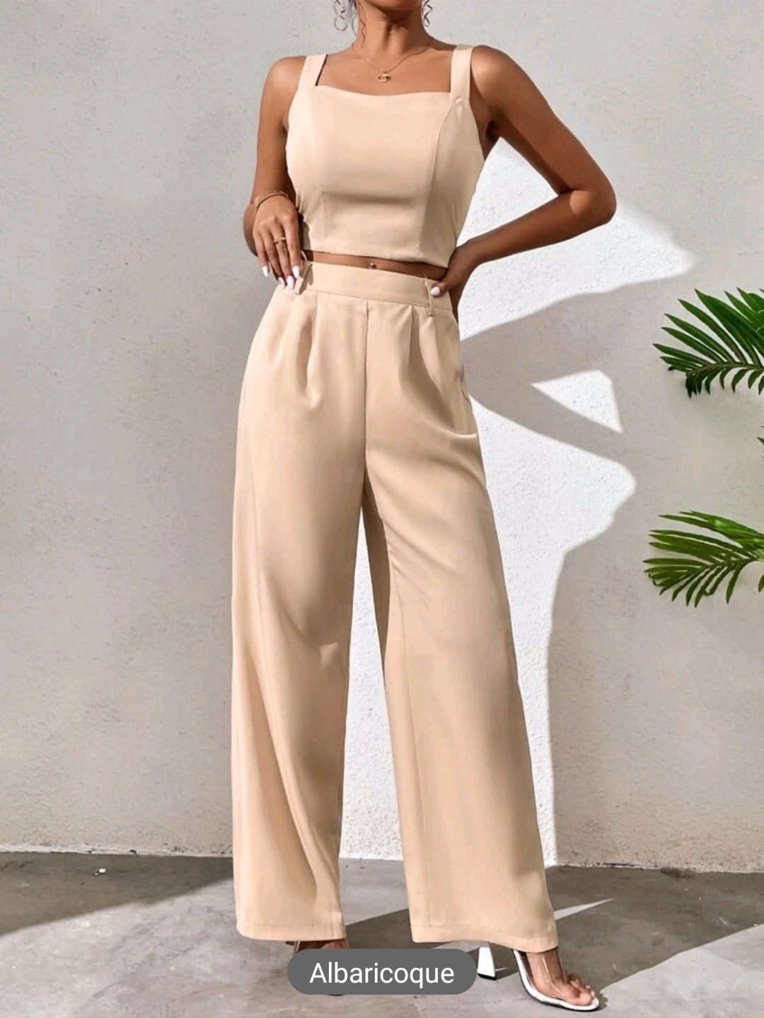 Conjunto de pantalon de pierna ancha, y top de tirantes con fruncido en espalda