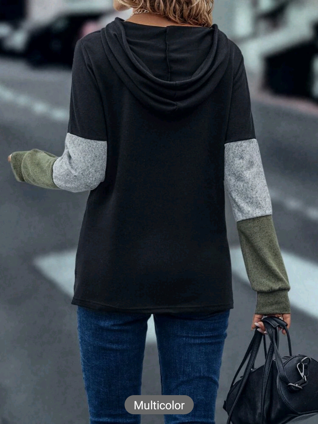 Sueter tejido con capucha de color combinado con cordon