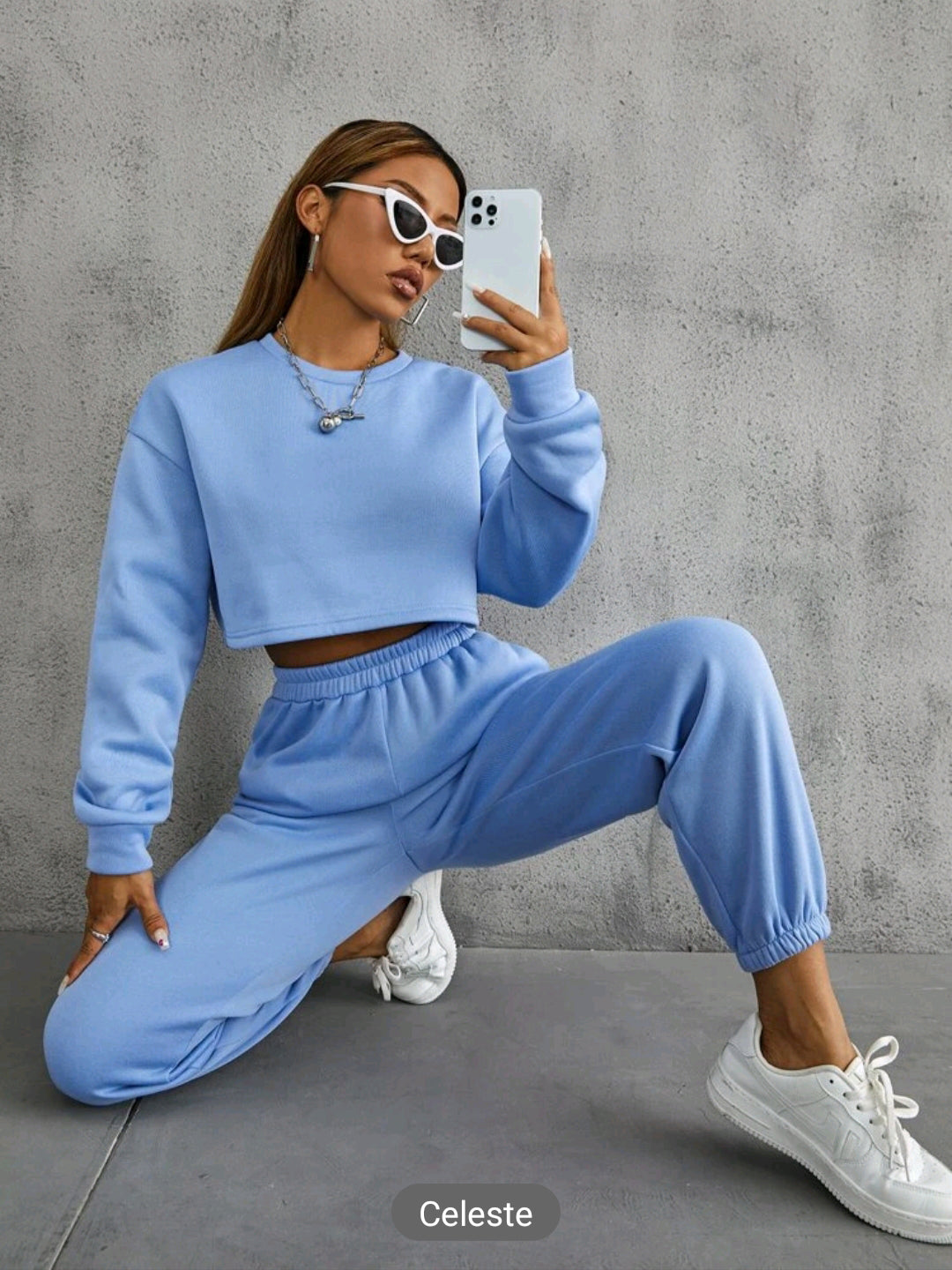 Conjunto deportivo unicolor, sueter crop top
