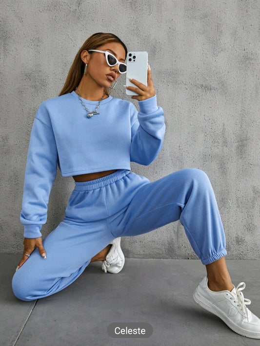 Conjunto deportivo unicolor, sueter crop top
