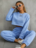 Cargar la imagen en la vista de la galería, Conjunto deportivo unicolor, sueter crop top
