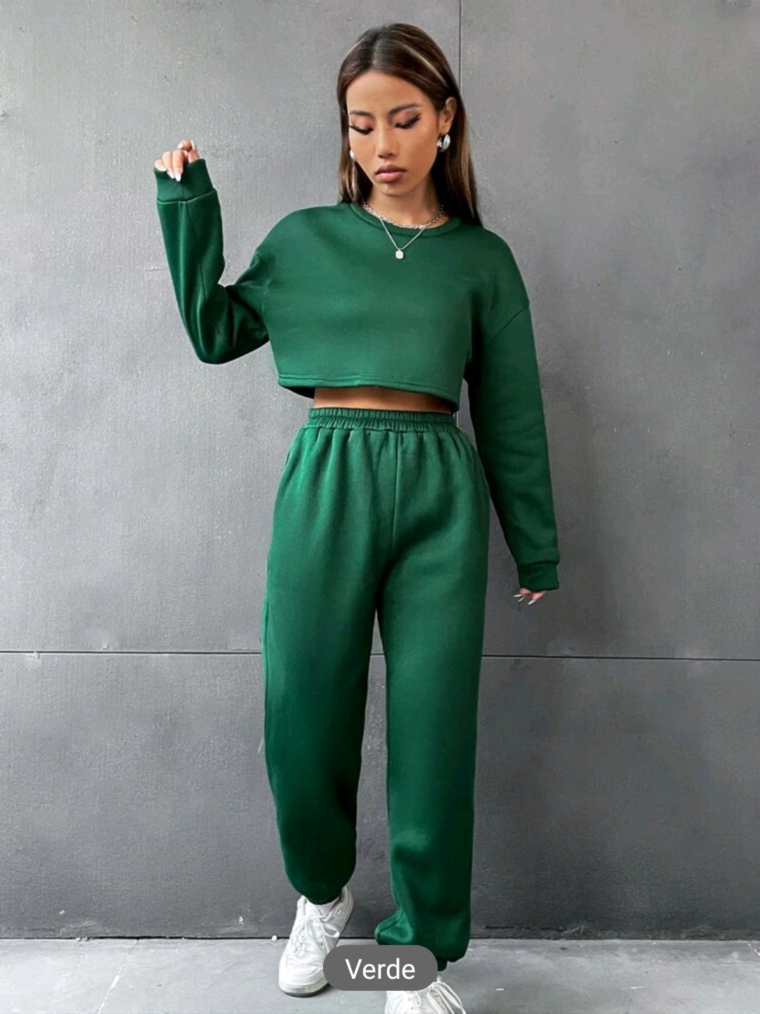 Conjunto deportivo unicolor, sueter crop top