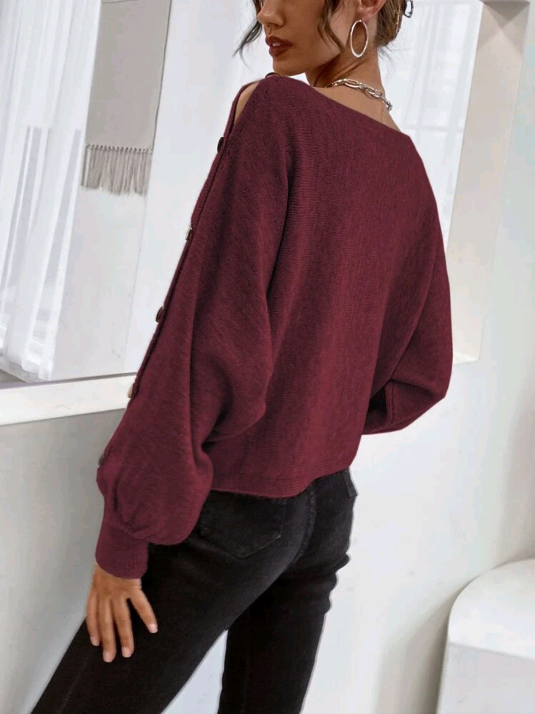 Sueter tejido con diseño de boton, de cuello barco